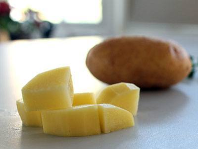 Couper les pommes de terre en gros dés