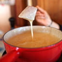 La fondue au fromage, suisse ou française ?